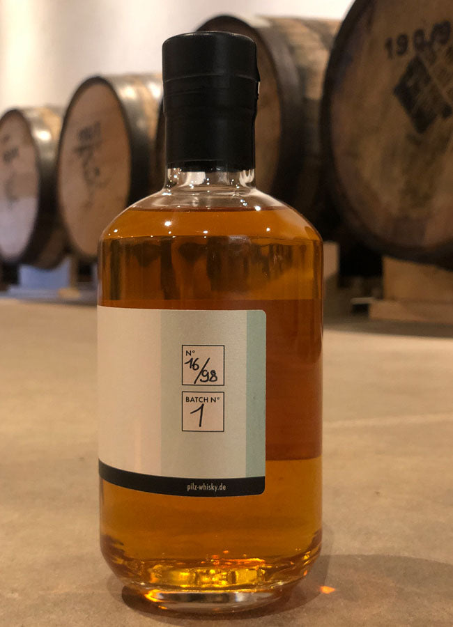 Pilz Whisky Likör Flasche im Lagerhaus
