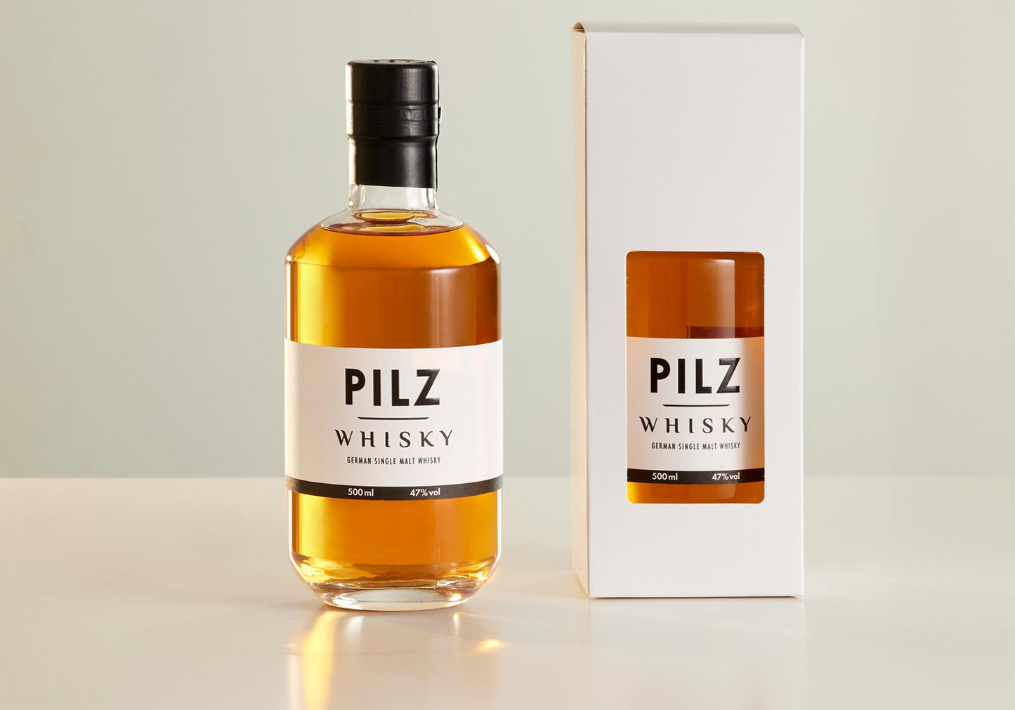 Zwei Flaschen Whisky eine mit Umverpackung